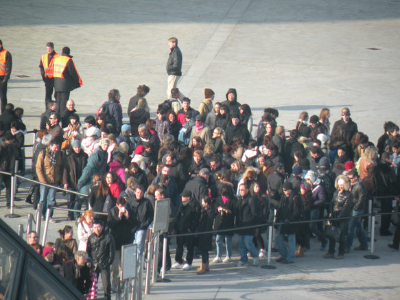 visiteurs à l'entrée du musée du Louvre